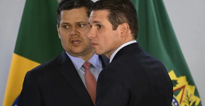 Os presidentes Davi Alcolumbre, do Senado (à esq), e Hugo Motta, da Câmara (à dir), durante a cerimônia de assinatura da PEC da Segurança Pública no Planalto — 23/4/2025 | Foto: Mateus Bonomi/Agif/Estadão Conteúdo