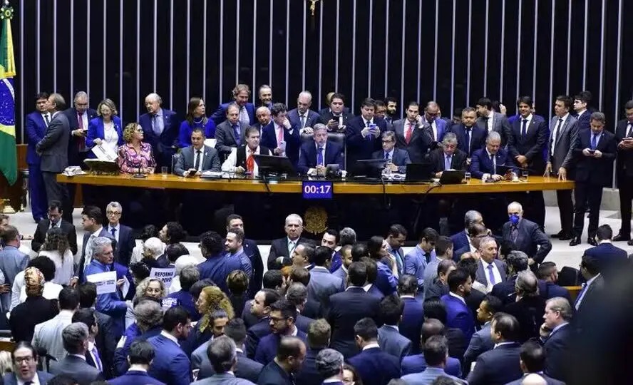 Câmara aprova urgência para projeto que amplia isenção do Imposto de Renda até R$ 5 mil. (Foto: Zeca Ribeiro/Agência Câmara)