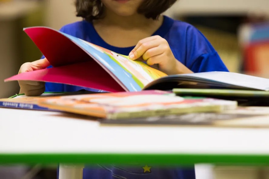 Criança com livro