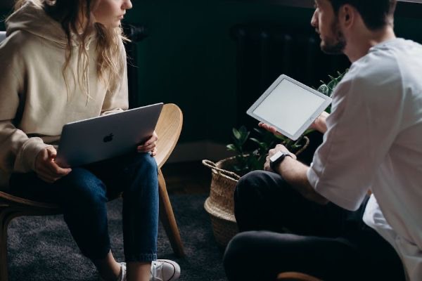 Homem e mulher com computador e tablet | Imagem: TJRN