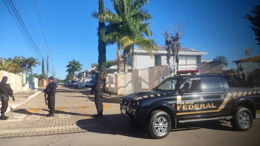 Polícia Federal faz busca e apreensão na casa do ex-presidente Jair Bolsonaro em Brasília — Foto: Cristiano Mariz / O Globo