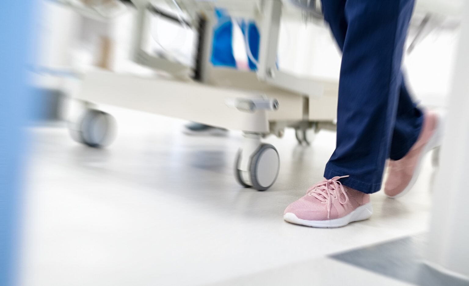 immagem-dos-pes-de-uma-pessoa-ao-lado-de-uma-maca-hospitalar-indicando-atendimento-de-urgencia-1536x939.jpeg