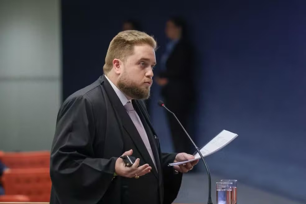 O advogado Matheus Mayer que representa o General Heleno no STF