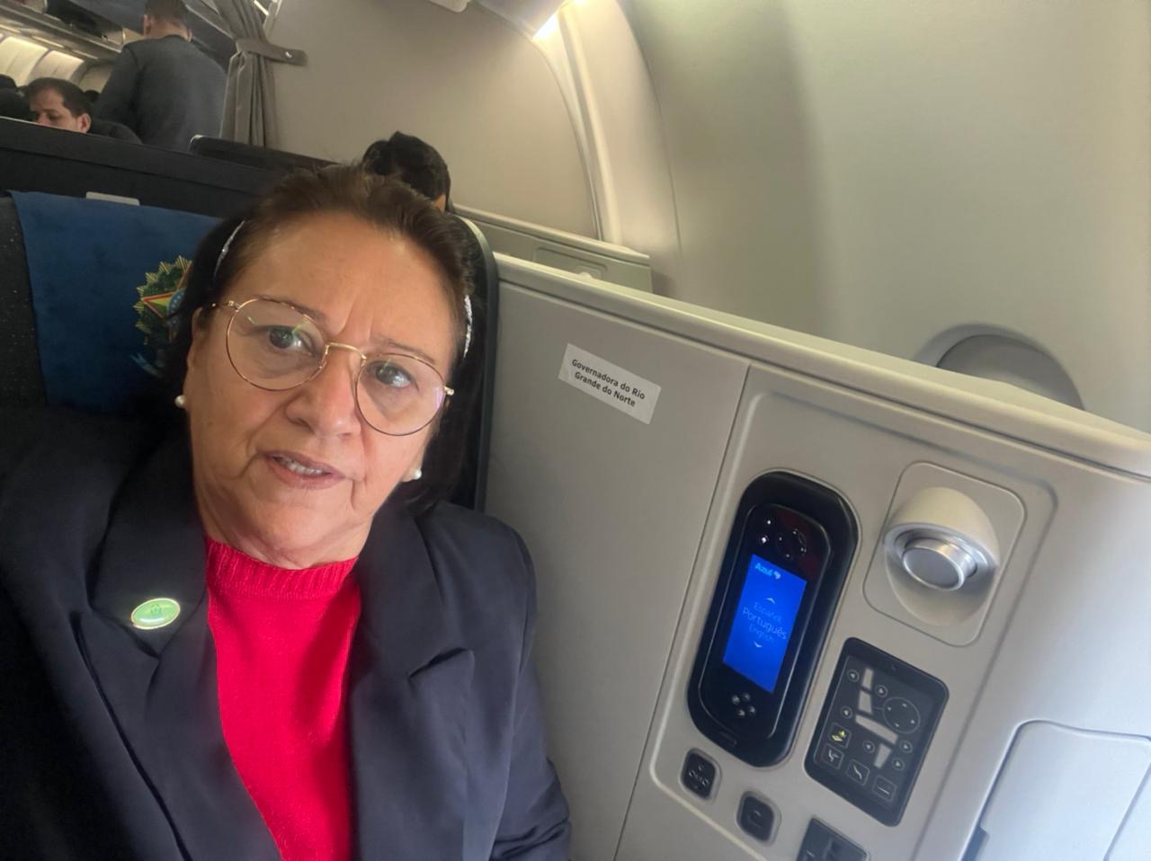 Fátima Bezerra no avião em viagem internacional | Foto: Reprodução