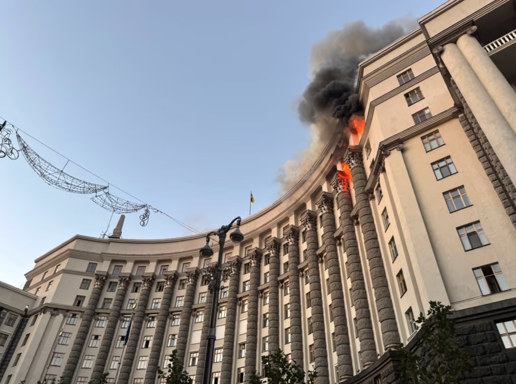 Ataque da Rússia a prédio do governo ucraniano, que abriga os gabinetes dos ministros em Kiev | Foto: Reprodução X