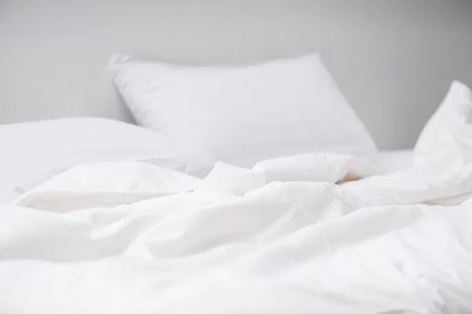 Lençóis e travesseiros na cama