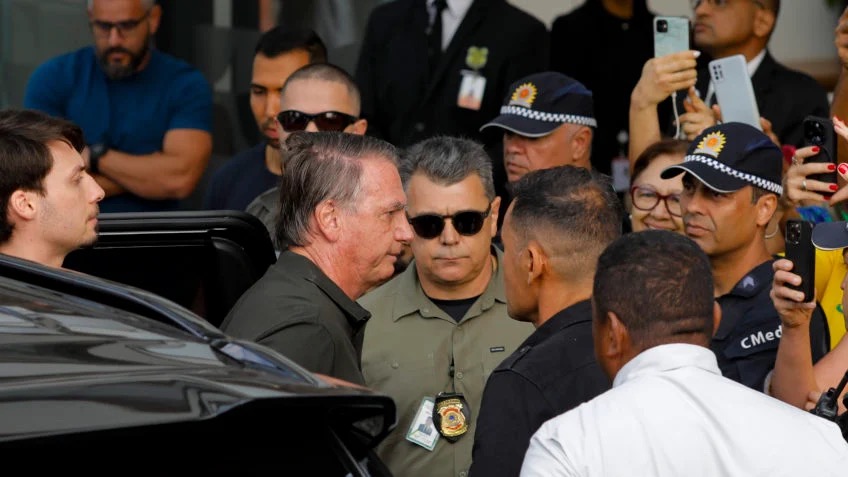Bolsonaro saindo do hospital em Brasília | Foto: Poder360