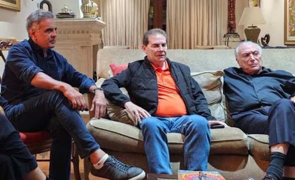 Aécio Neves, Paulinho da Força (relator) e Michel Temer discutiram o agora PL da Dosimetria — Foto: Divulgação