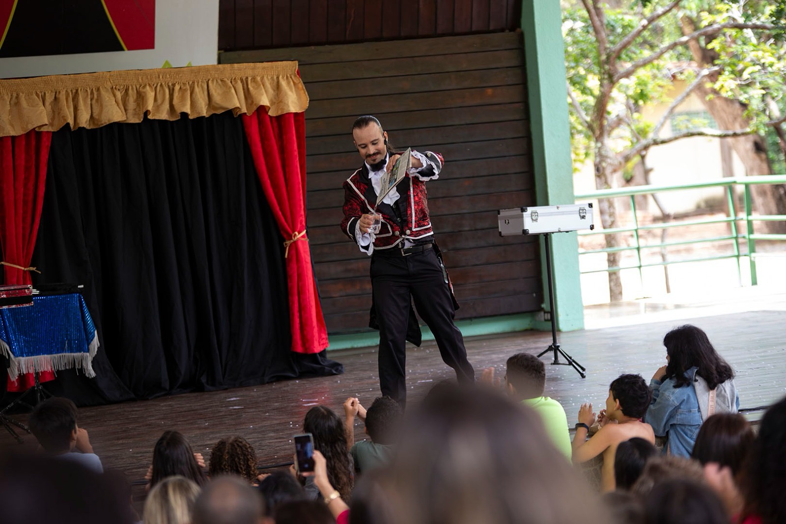 O Bosque Encena deste domingo (05), às 10h, apresenta “A Mágica é Arte que faz Encantar” - Foto: Divulgação IDEMA
