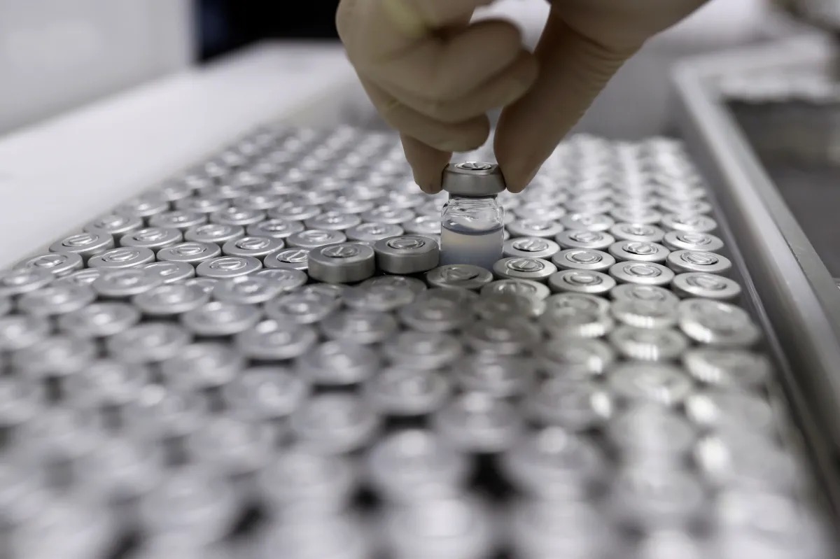 O fármaco inibe diretamente a enzima álcool desidrogenasse, responsável por converter o metanol em metabólitos tóxicos  • Foto: Amanda Perobelli/Reuters (12.jan.2021)