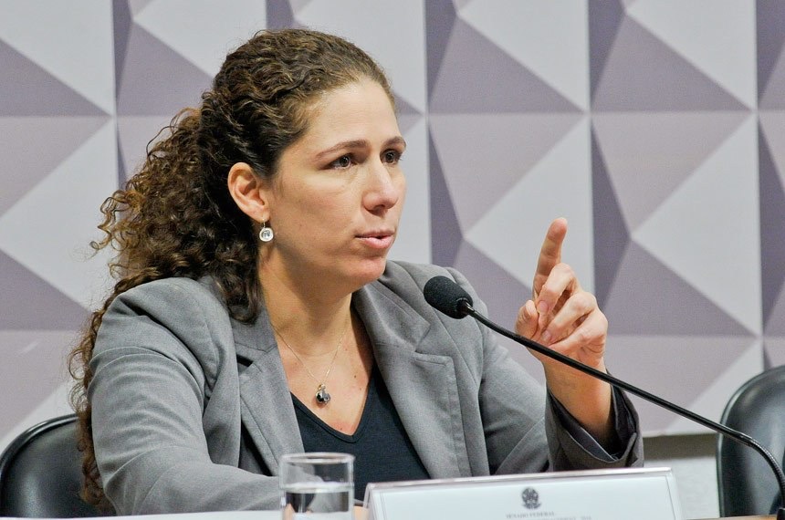 A ministra Esther Dweck 