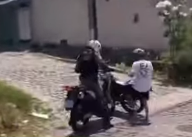 FireShot Capture 230 - (1) TENTOU ESCAPAR DA PM FAZENDO MANOBRAS NA MOTO - YouTube_ - [www.youtube.com].png