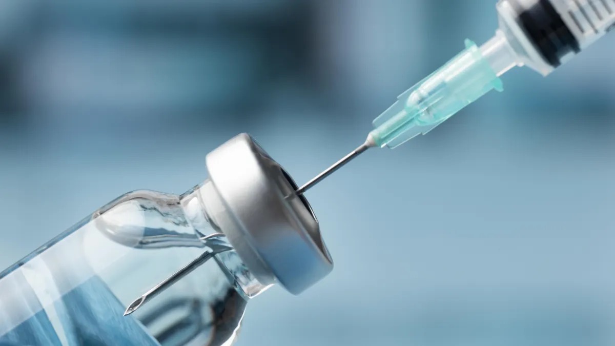 Vacina | injeção  • Freepik