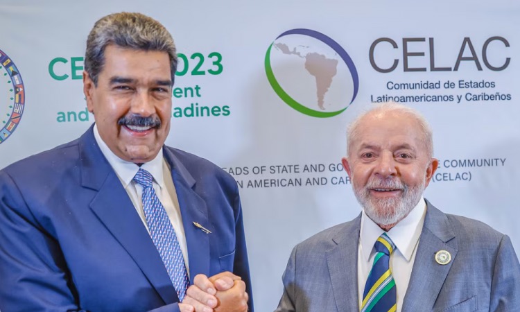 Maduro e Lula se cumprimentam em reunião bilateral na Celac, em março de 2024