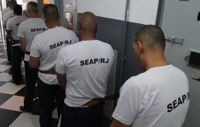 Os criminosos foram levados sob forte escolta das forças de segurança do Rio para a Base Aérea do Galeão, na Ilha do Governador (RJ).