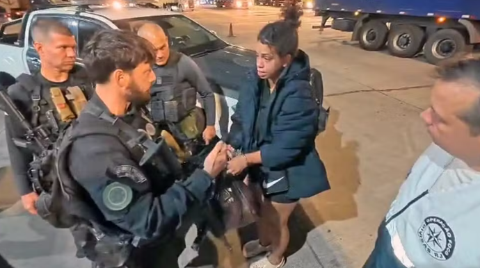 FireShot Capture 505 - RJ_ Mulher presa com 30 pistolas que iriam para o Complexo do Alemã_ - [g1.globo.com].png