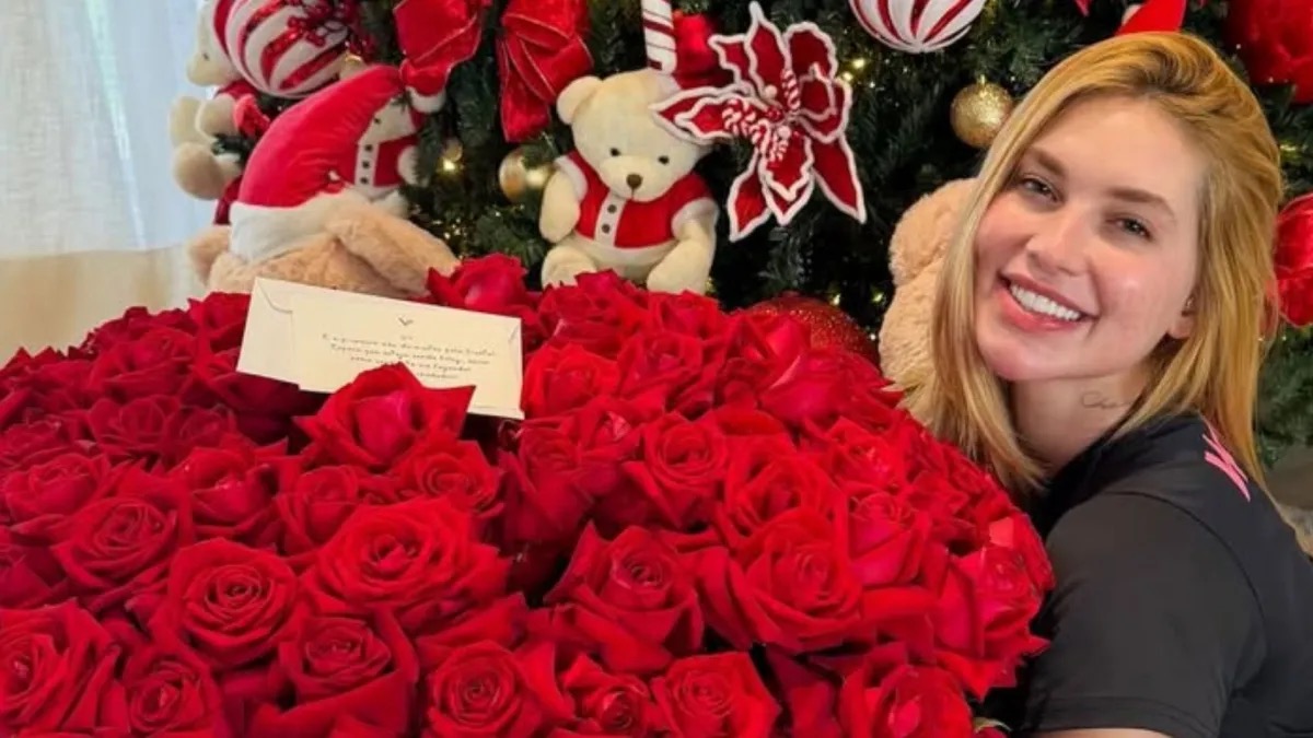 Virginia ganhou buquê de rosas gigante de 1 mês de namoro com Vini Jr.  • Instagram/Virginia