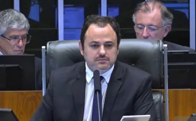 Deputado Glauber Braga ocupando a cadeira da presidência da Câmara  • Reprodução/TV Câmara