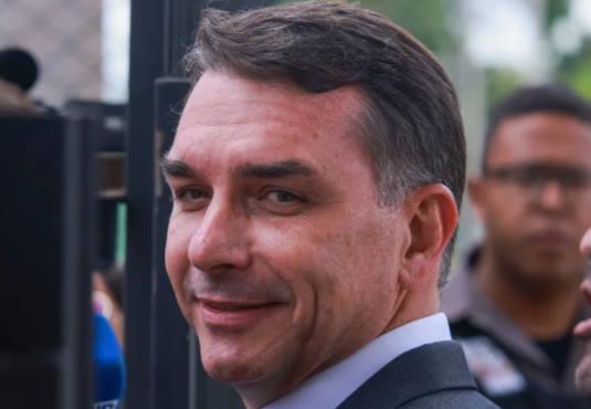 FireShot Capture 709 - Ratinho leva Flávio Bolsonaro ao SBT após crise com Zezé Di Camargo_ - [www.metropoles.com].png