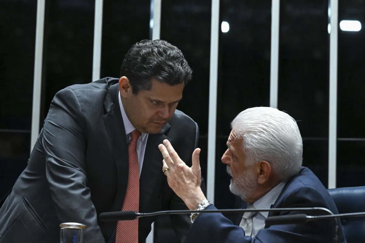 O presidente do Senado Federal, senador Davi Alcolumbre (União-AP), e o senador Jaques Wagner (PT-BA)  • Foto: Jefferson Rudy/Agência Senado