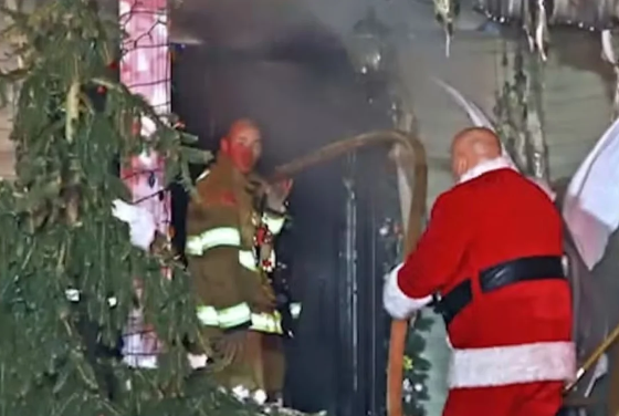 FireShot Capture 765 - Bombeiro apaga incêndio vestido de Papai Noel e emociona a web_ - [www.metropoles.com].png