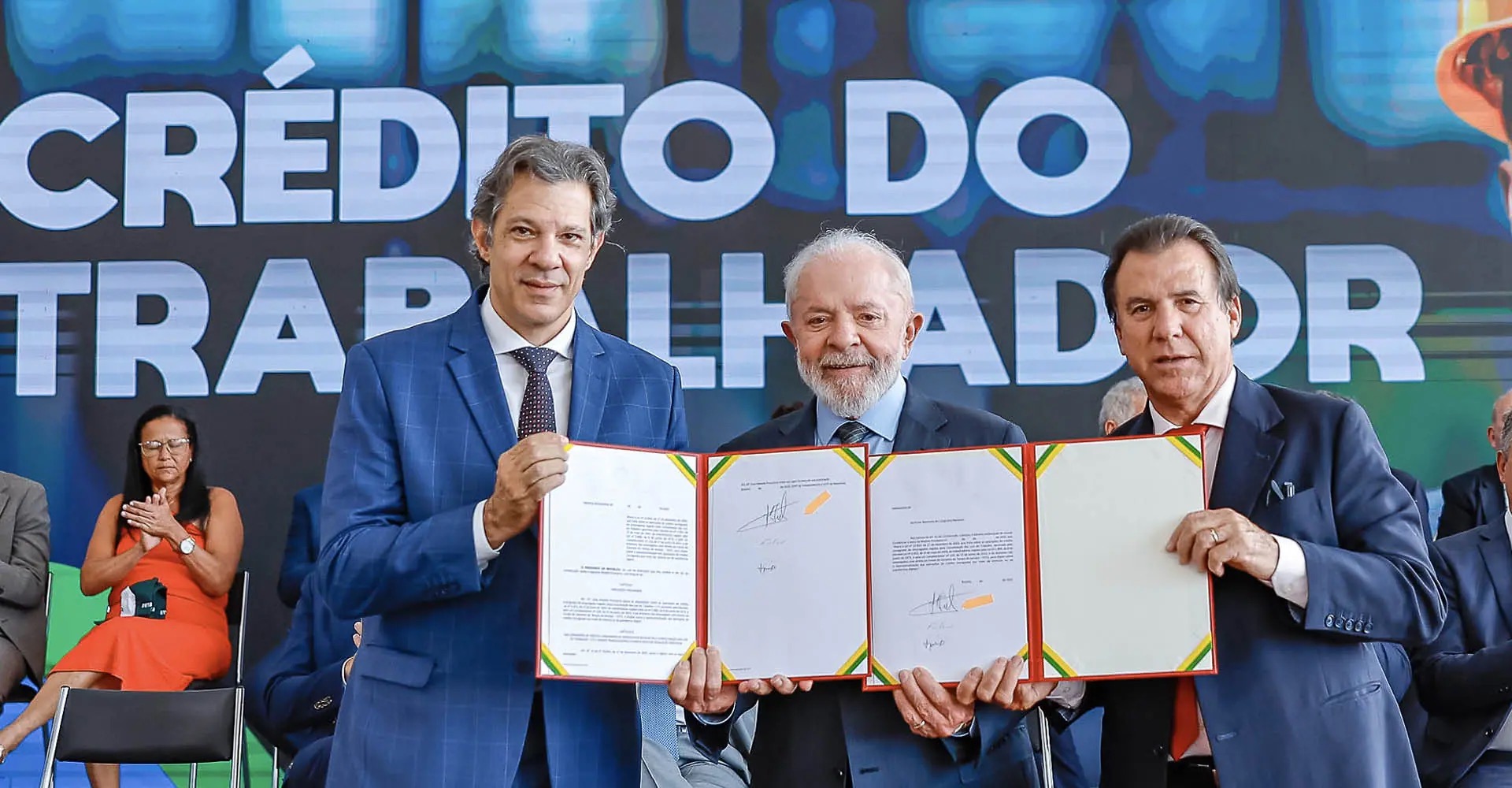 Presidente Luiz Inácio Lula da Silva acompanhado dos ministros, Fernando Haddad, Luiz Marinho, durante cerimônia de lançamento do programa “Crédito do Trabalhador” | Foto: Ricardo Stuckert / PR