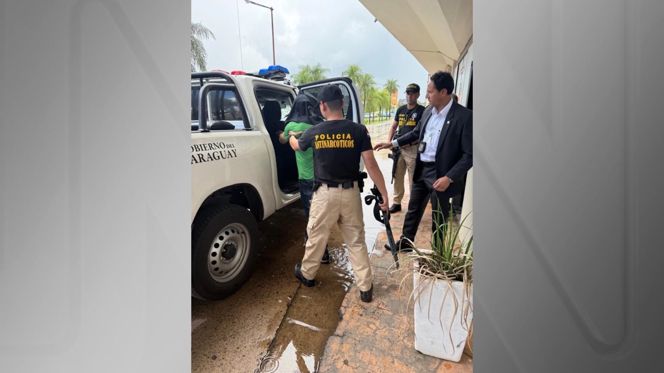 Silvinei Vasques tentou fugir após ser condenado a 24 anos e seis meses de prisão por participação em tentativa de golpe de Estado; na imagem, o ex-diretor da PRF aparece detido no Paraguai   •  Reprodução