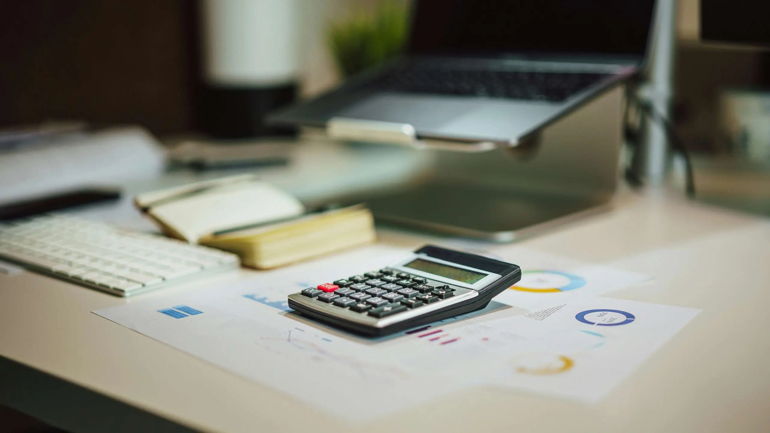 Reforma tributária começa a valer a partir de 1.º de janeiro de 2026. É uma fase de testes, mas que já exige adaptações por parte dos contribuintes. (Foto: Jakub Żerdzicki/Unsplash)