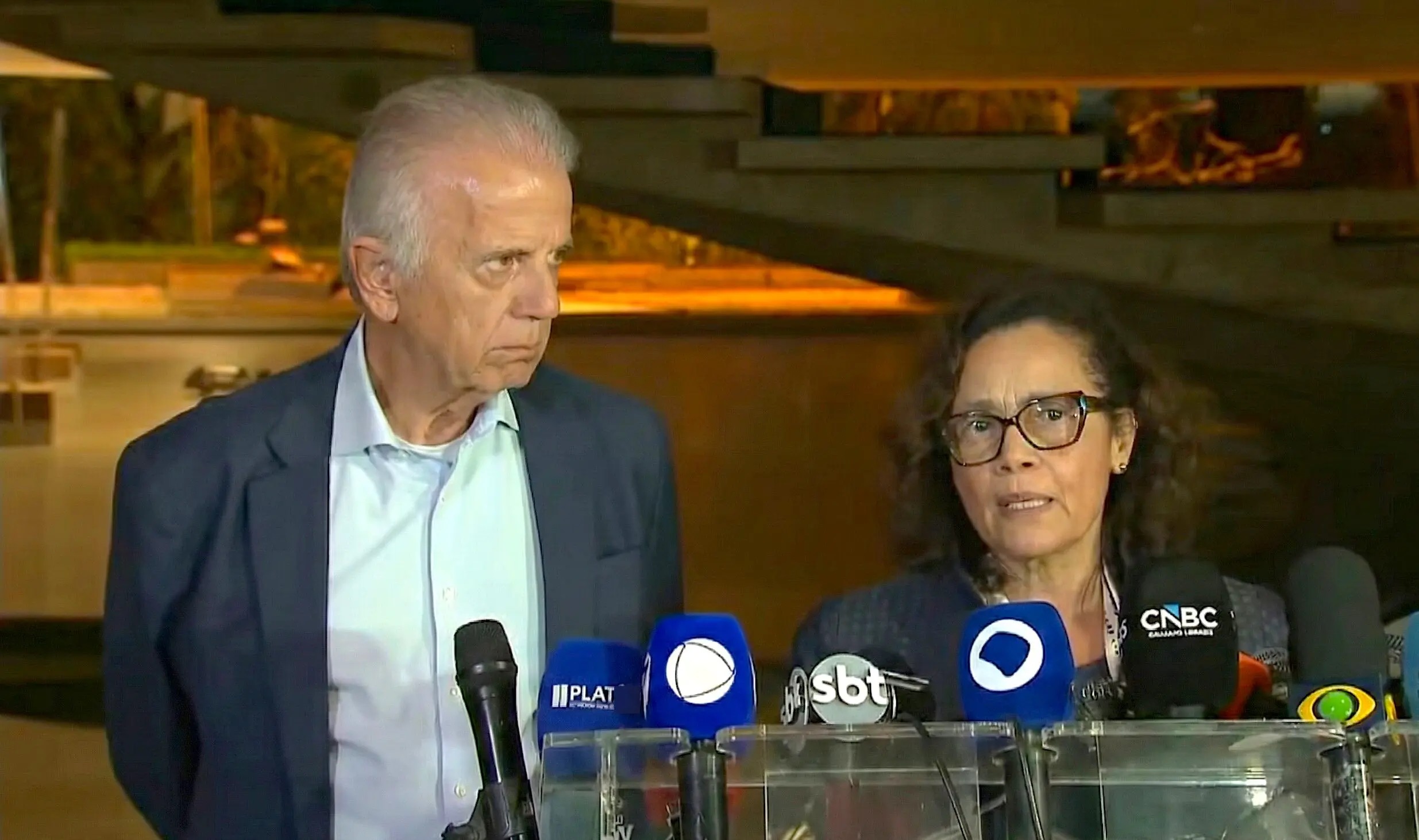 José Múcio Monteiro, ministro da Defesa, e Maria Laura da Rocha, secretária-geral do Itamaraty, durante coletiva no Itamaraty sobre a prisão de Nicolás Maduro. (Foto: Reprodução/CanalGov)