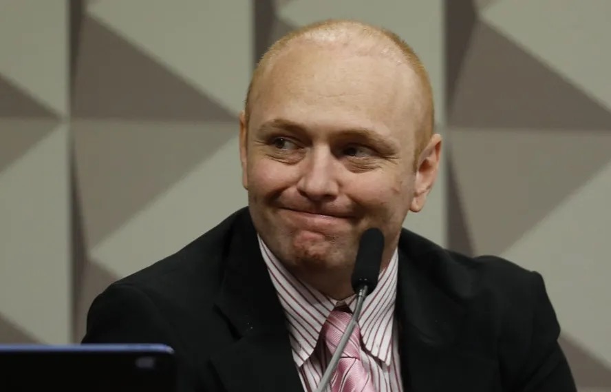 O hacker Walter Delgatti, durante depoimento na CPI do 8 de Janeiro — Foto: Cristiano Mariz/Agência O Globo/17-08-2023