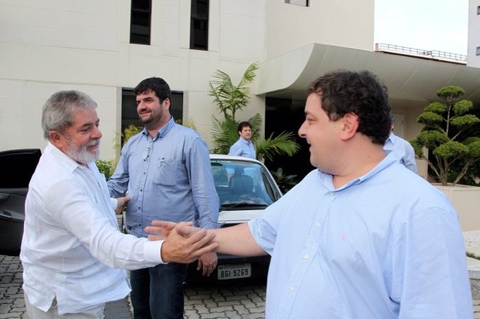 Da esquerda para a direita: Lula, Kalil Bittar, Fernando Bittar (ao fundo), Lulinha e Jonas Suassuna em visita à sede do grupo Gol, em 2011. Foto: Reprodução
