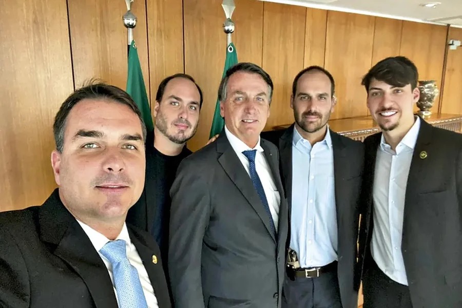 Bolsonaro e os filhos 
