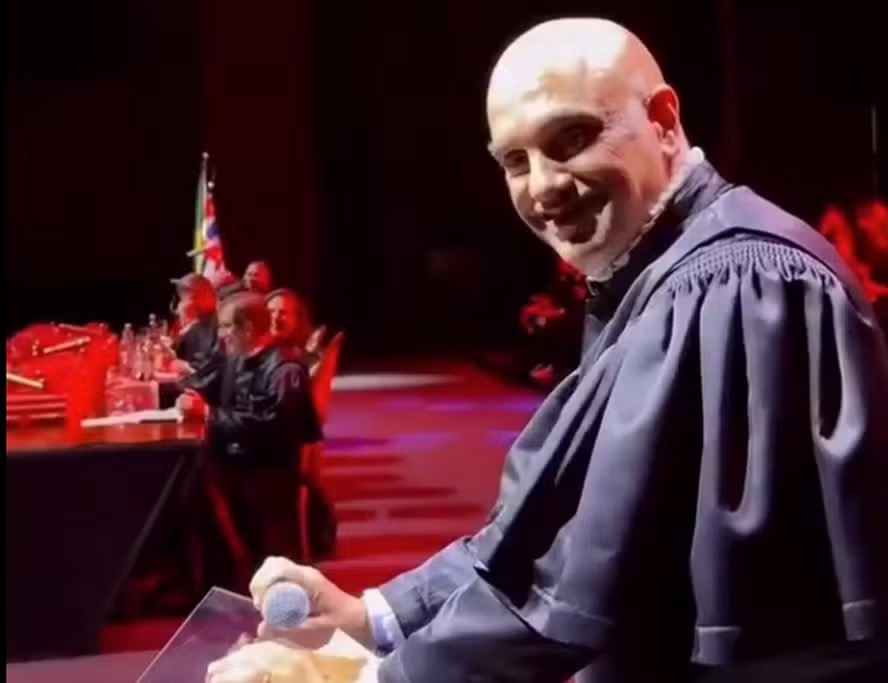 Ministro Alexandre de Moraes foi aplaudido por formandos durante discurso — Foto: Reprodução