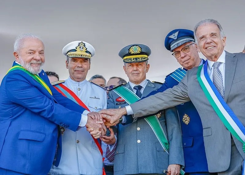 Foto do presidente Luiz Inácio Lula da Silva, do ministro da Defesa, José Mucio, e dos três comandantes das Forças Armadas  • Ricardo Stuckert/PR