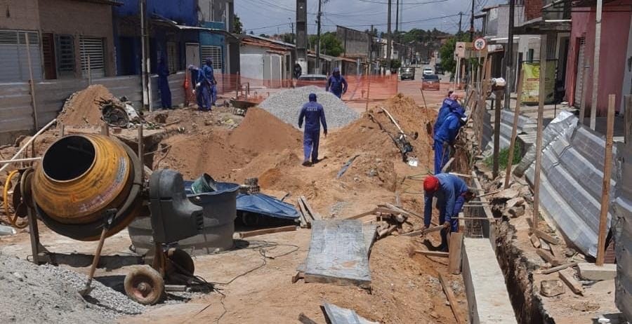 Obra na rede de drenagem da Rua José Luís da Silva, no bairro Nossa Senhora da Apresentação, Zona Norte de Natal | Crédito: Seinfra