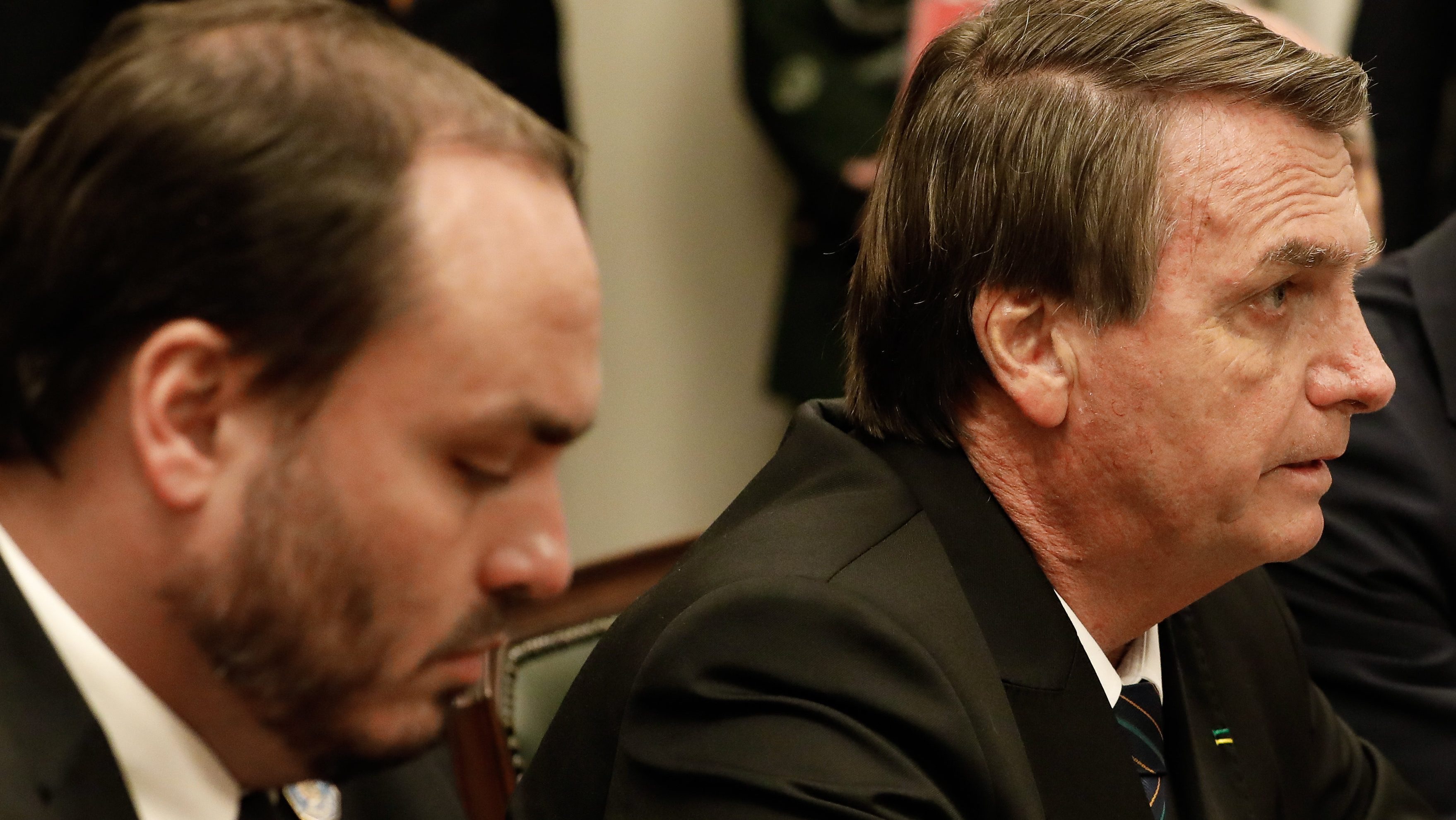 Carlos Bolsonaro e Jair Bolsonaro | Foto: Alan Santos/PR