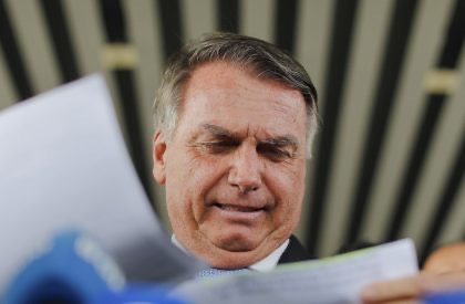 Bolsonaro lendo