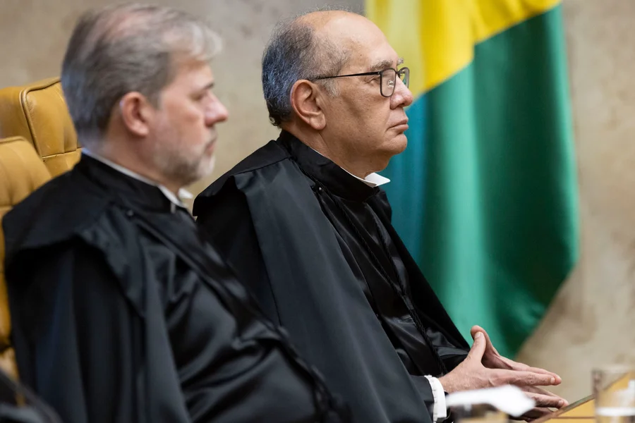 Dias-Toffoli-e-Gilmar-Mendes-durante-a-posse-de-Flavio-Dino-como-ministro-do-STF.webp