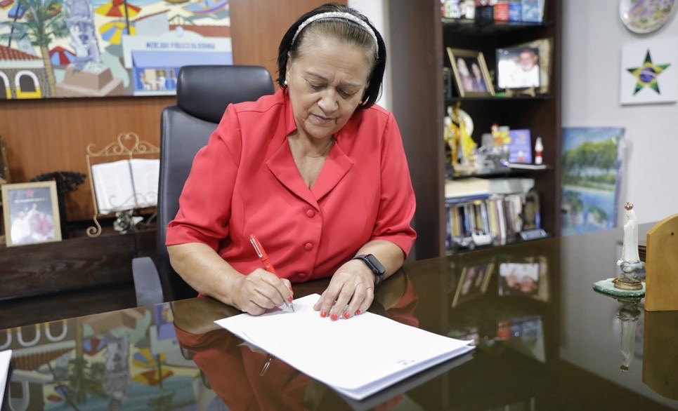 Fátima Bezerra assinando