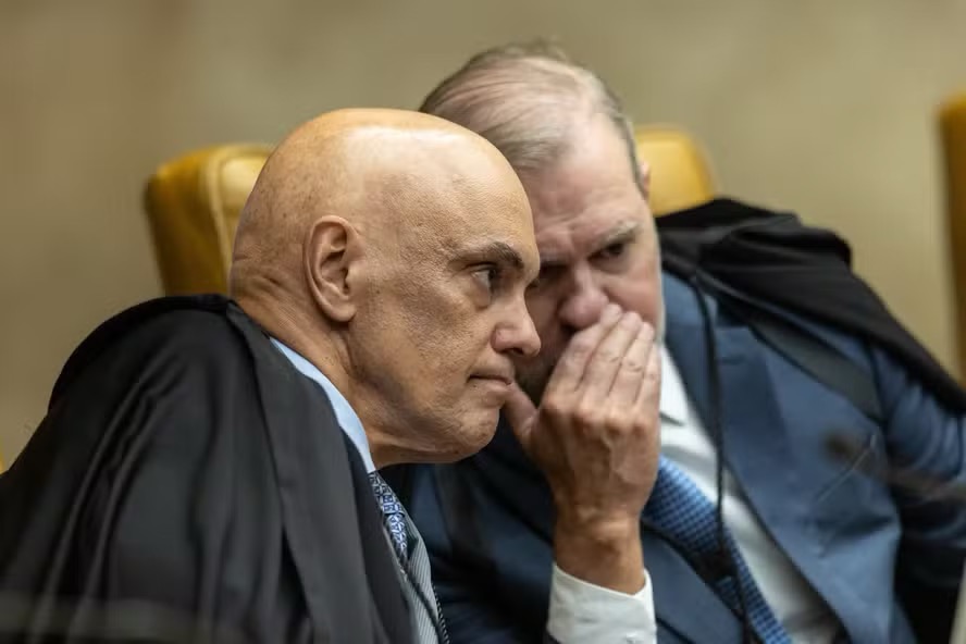 Os ministros Alexandre de Moraes e o Dias Toffoli conversam durante sessão do STF — Foto: Brenno Carvalho / Agência O Globo