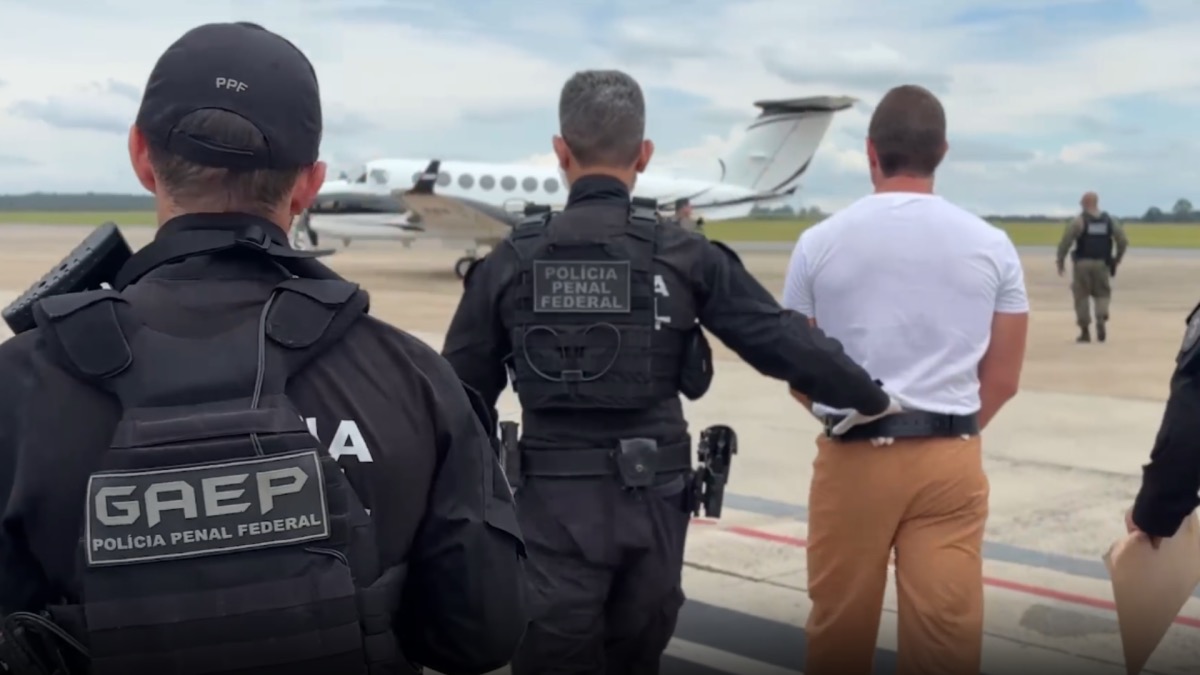 Daniel Vorcaro no aeroporto durante transferência  • Reprodução