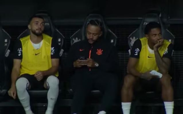 Memphis no celular no banco de reservas em Corinthians x Flamengo — Foto: Reprodução