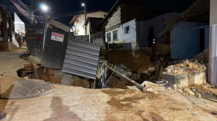 FireShot Capture 004 - Casa desaba após cratera se abrir na Zona Oeste de Natal - G1_ - [g1.globo.com].png