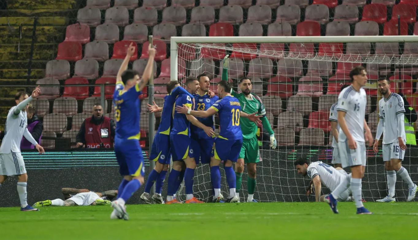 Jogadores da Bósnia comemoram o gol de Tabakovic, o de empate contra a Itália na repescagem da Copa do Mundo  • Srdjan Stevanovic - UEFA/UEFA via Getty Images