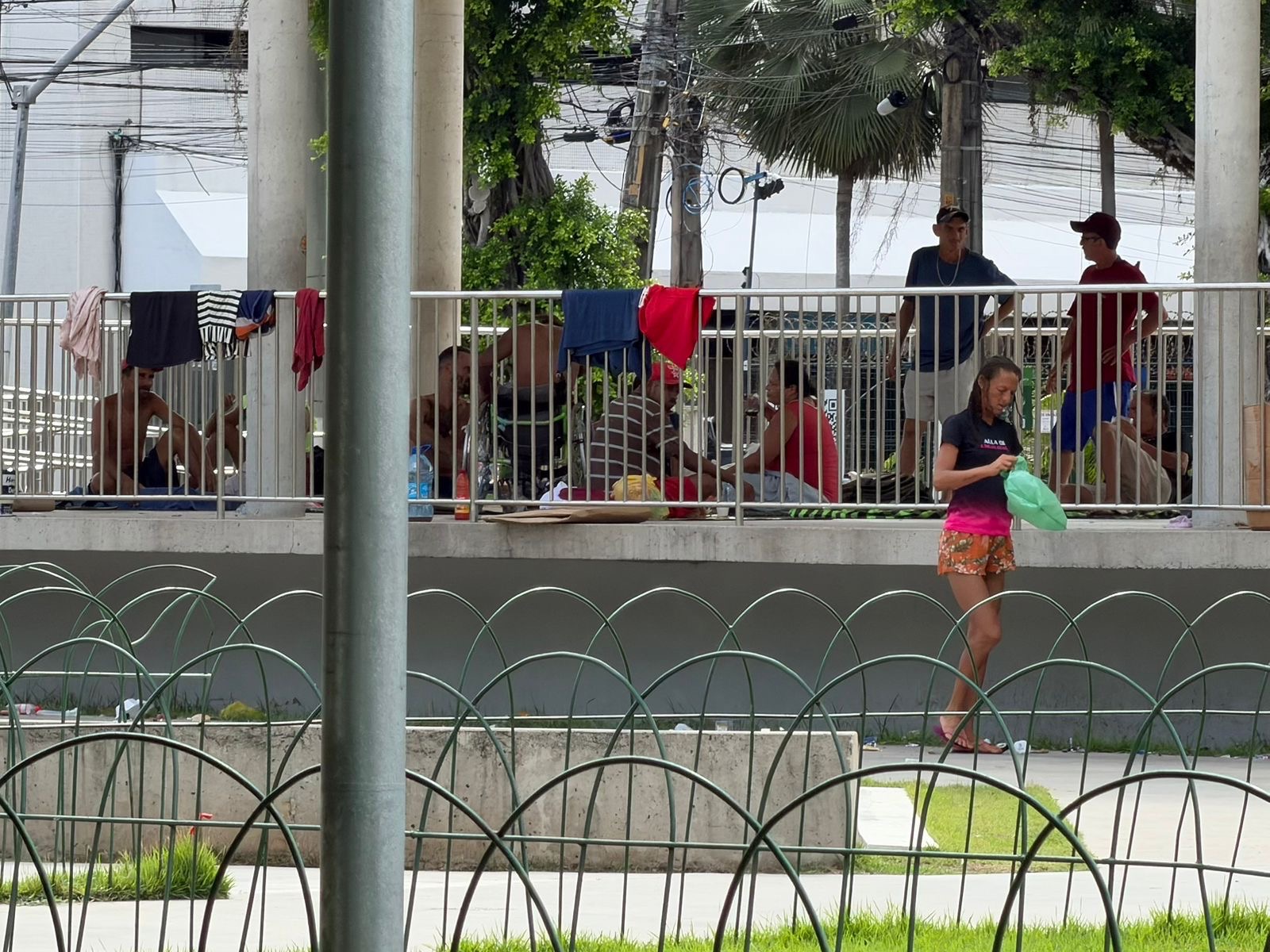 moradores de rua na praça cívica em Natal