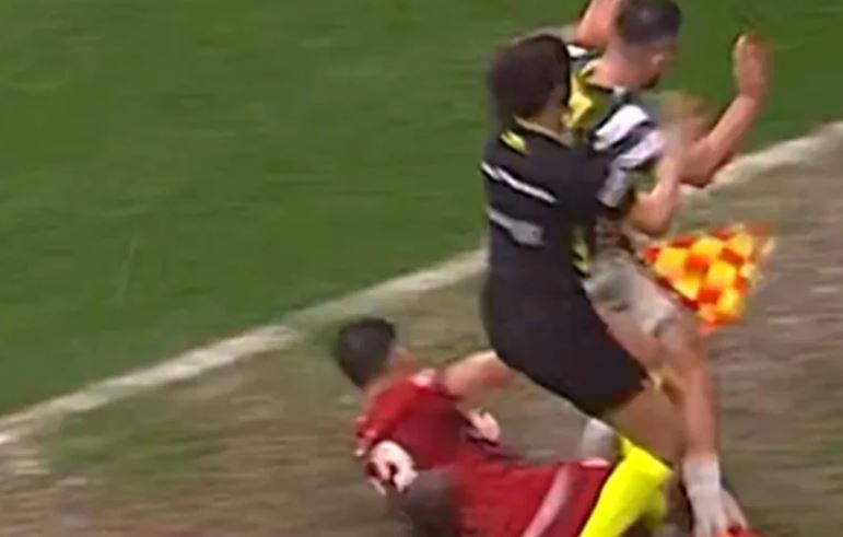 Árbitra leva carrinho em jogo - Reprodução