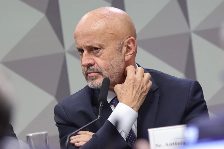 Antonio-Carlos-Camilo-Antunes-o-Careca-do-INSS-e-ouvido-na-Comissao-Parlamentar-Mista-de-Inquerito-CPMI-do-INSS-Metropoles-4-3.webp