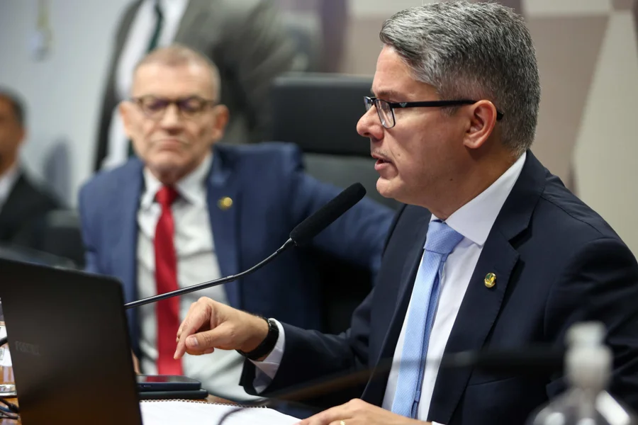 senador-alessandro-vieira-mdb-se-faz-leitura-do-relatorio-final-da-comissao-parlamentar-de-inquerito-cpi-do-crime-no-senado-federal-metropoles-9-scaled.webp