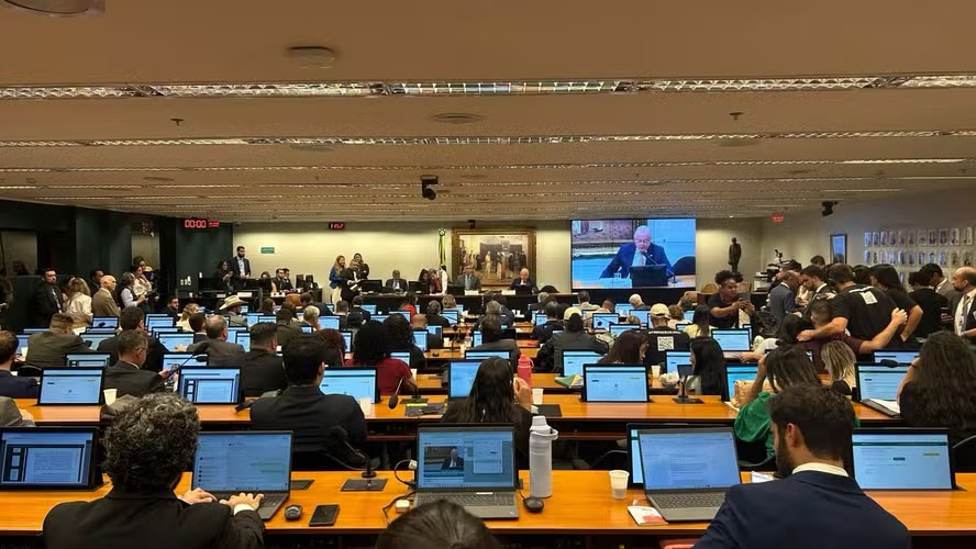 CCJ discute relatório favorável de Paulo Azi (União-BA) sobre fim da escala 6x1 — Foto: Letícia Pille