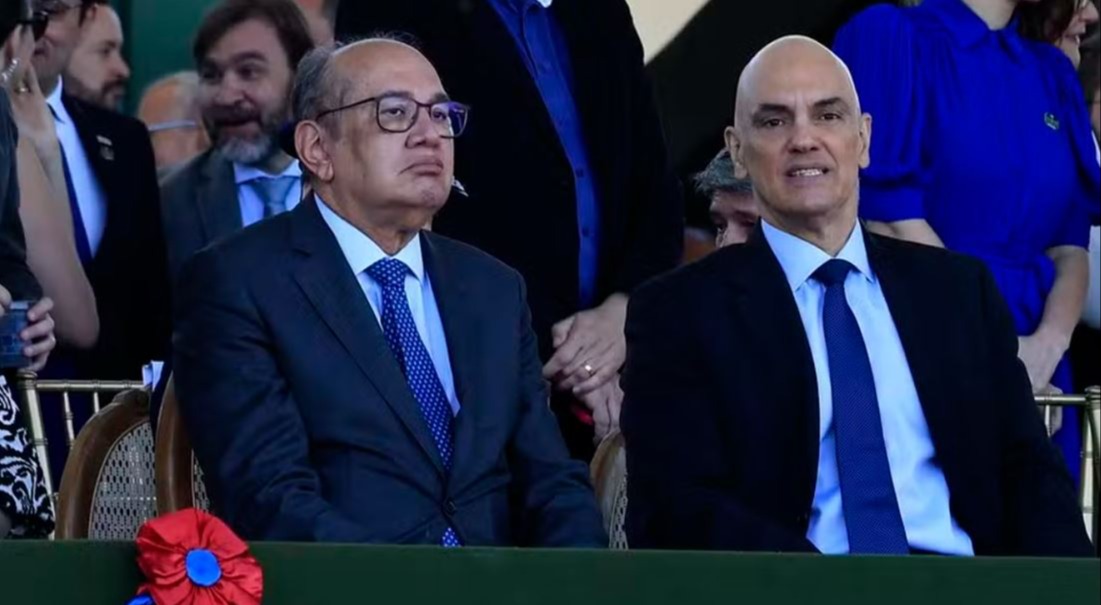 Os ministros Gilmar Mendes e Alexandre de Moraes durante cerimônia — Foto: Rosinei Coutinho/STF/22-08-2024